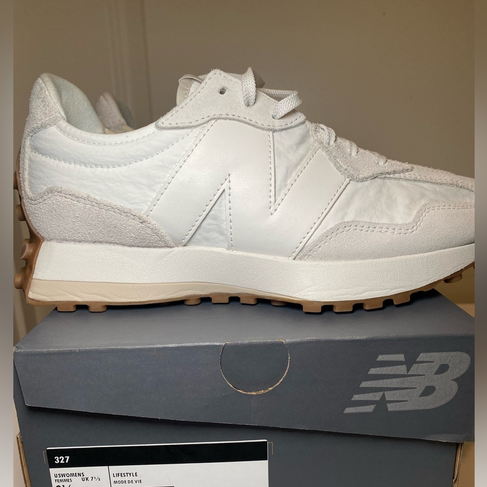 White New Balance 327